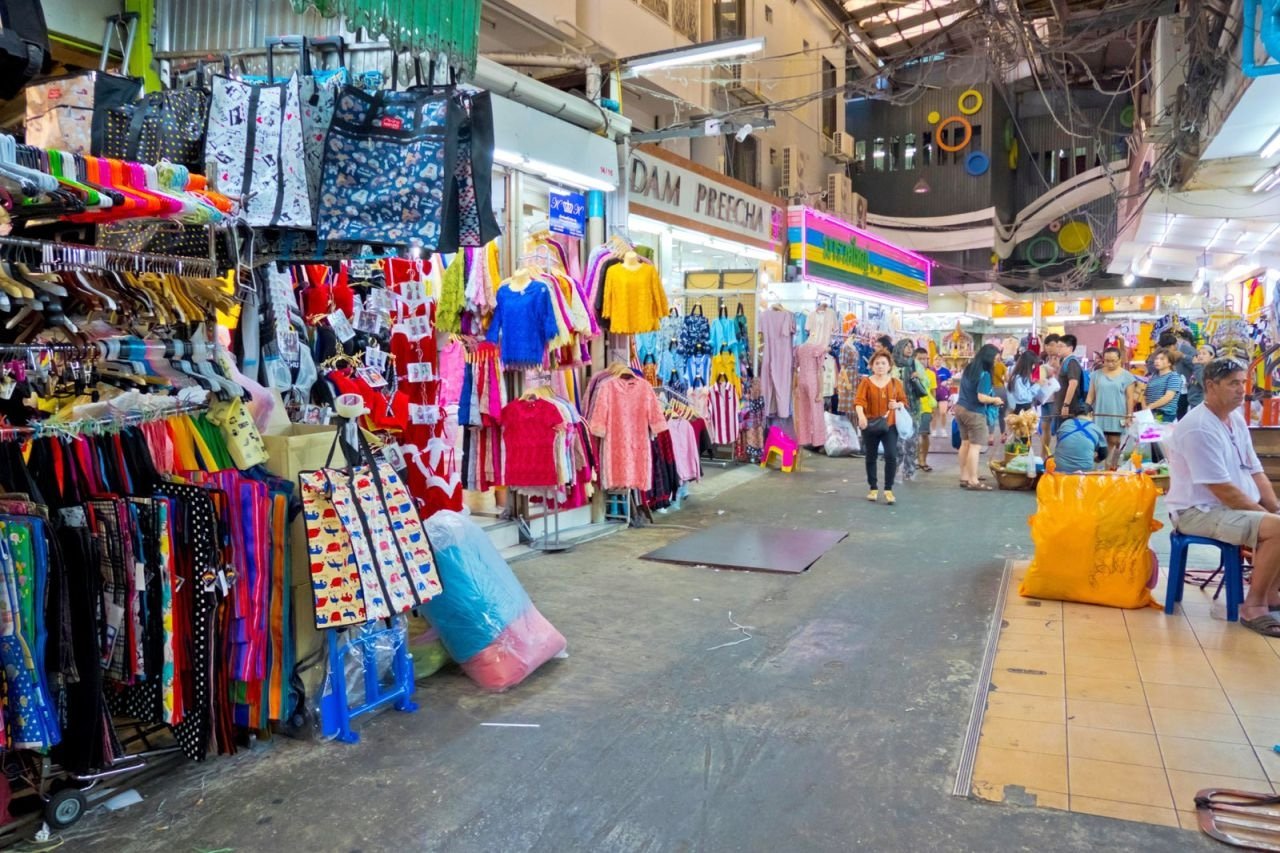 Discovering the Heart of Bangkok’s Pratunam Wholesale Market