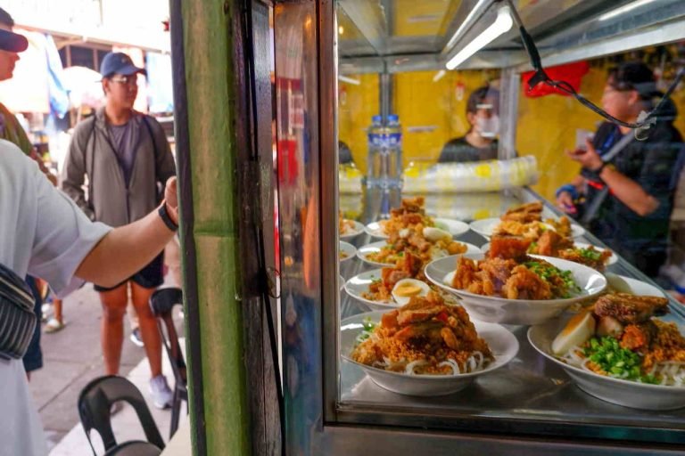 Street Food Adventures in Manila: Where to Go & What to Try (2025 Guide)